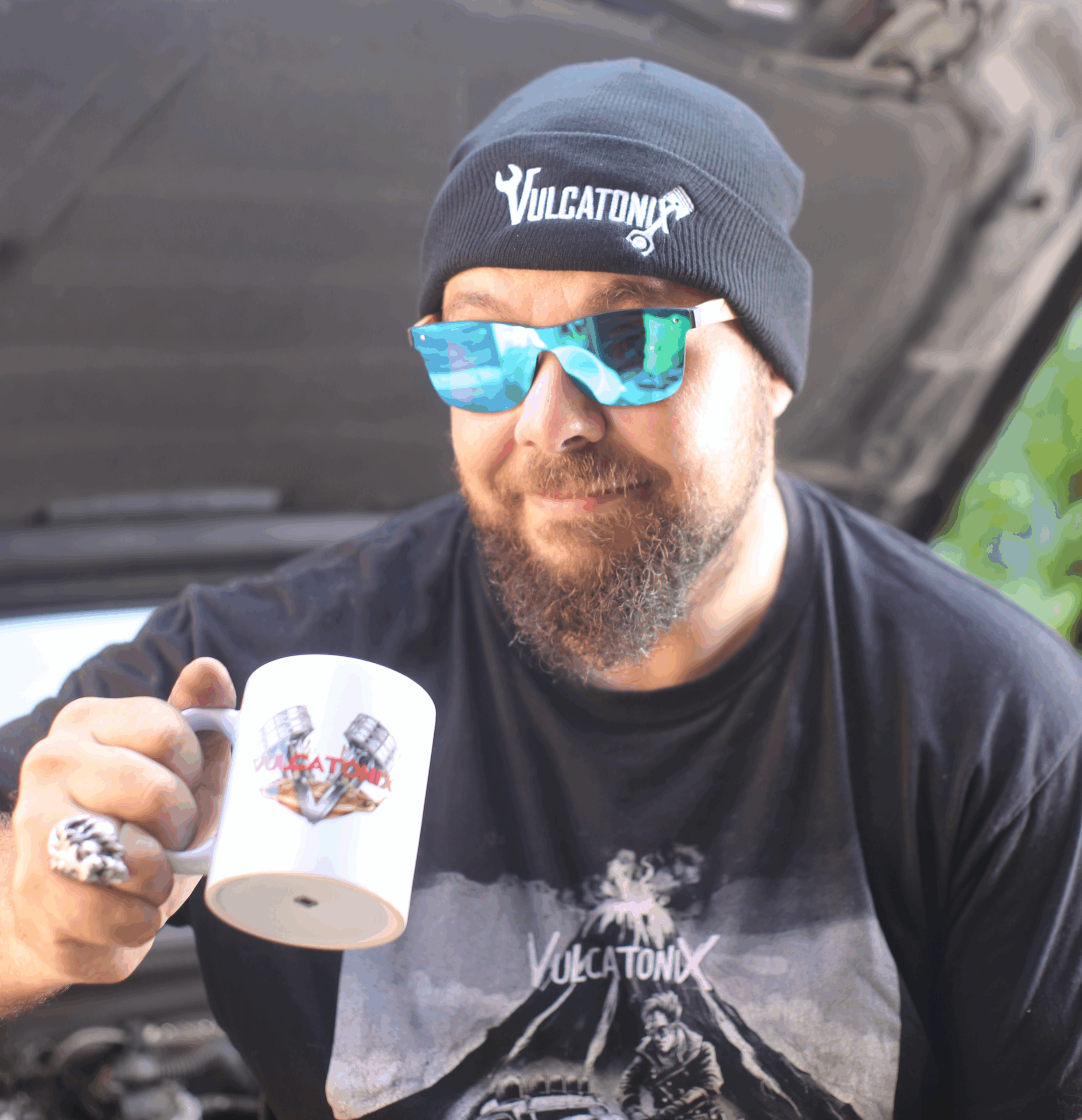 tony vulcatonix prend une pose café pendant une cession mécanique sur un moteur au garage a lempdes